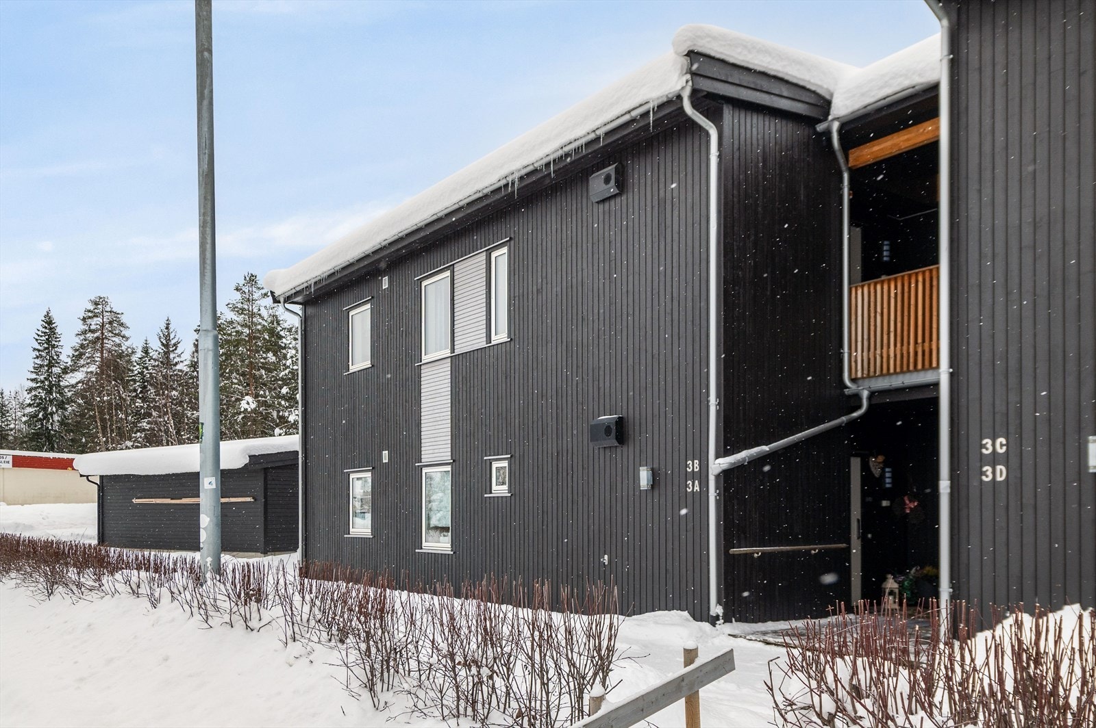 Felles oppgang/svalgang for fire leiligheter. Galleribilde