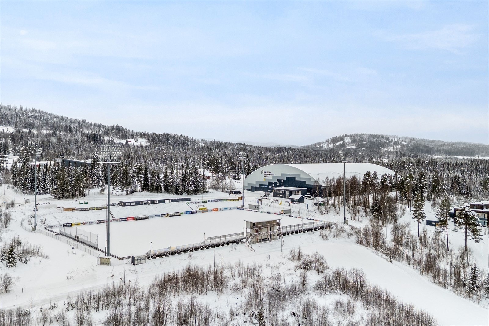 Nærområdet med fotballbane og hall. Galleribilde