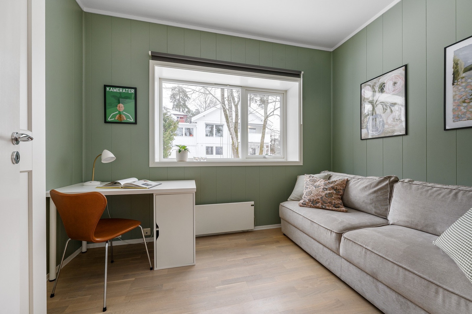 Soverom 3 er i dag innredet som hjemmekontor og ekstra oppholdsrom. Galleribilde