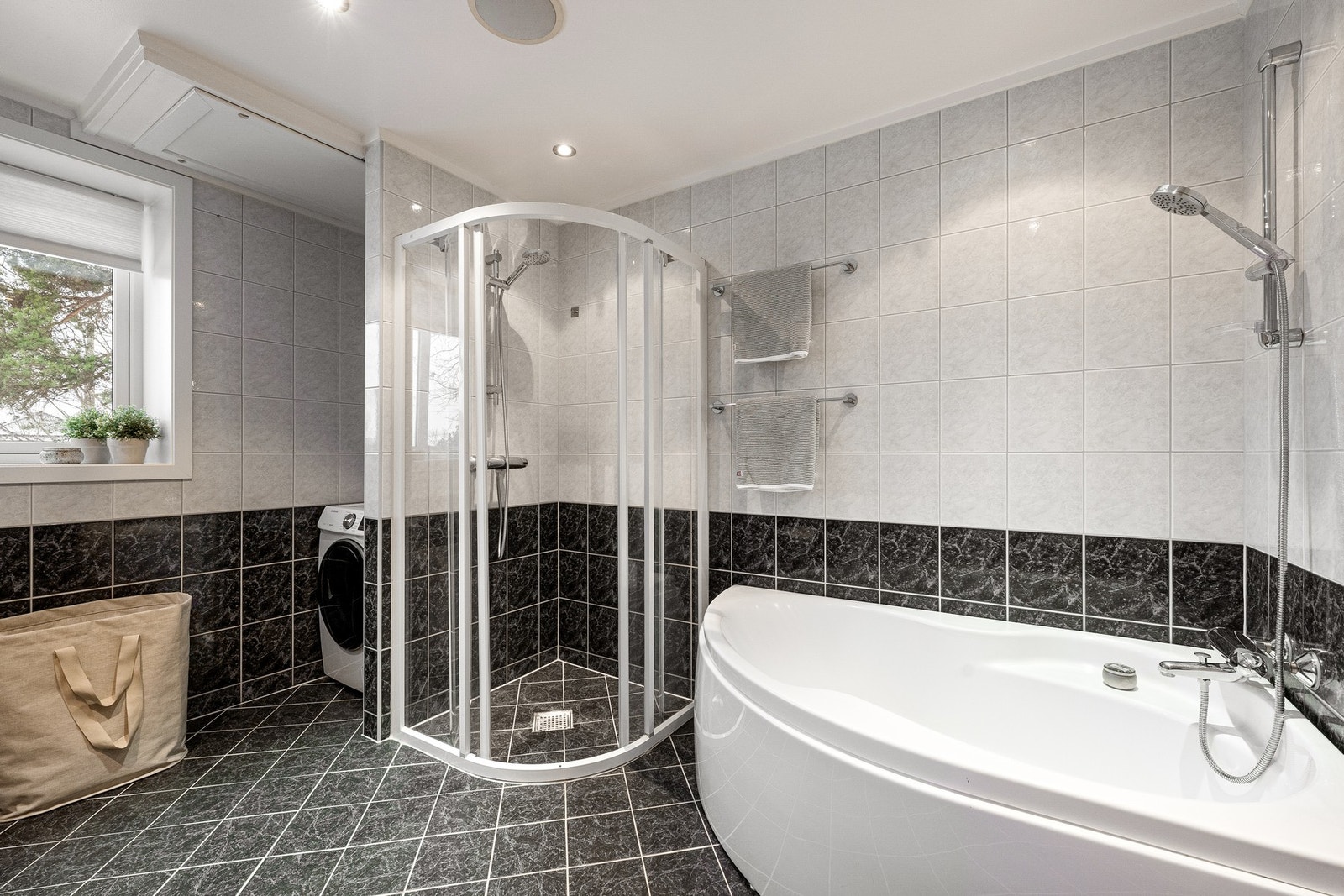 I praktisk nisje på badet er det opplegg for vaskemaskin. Galleribilde