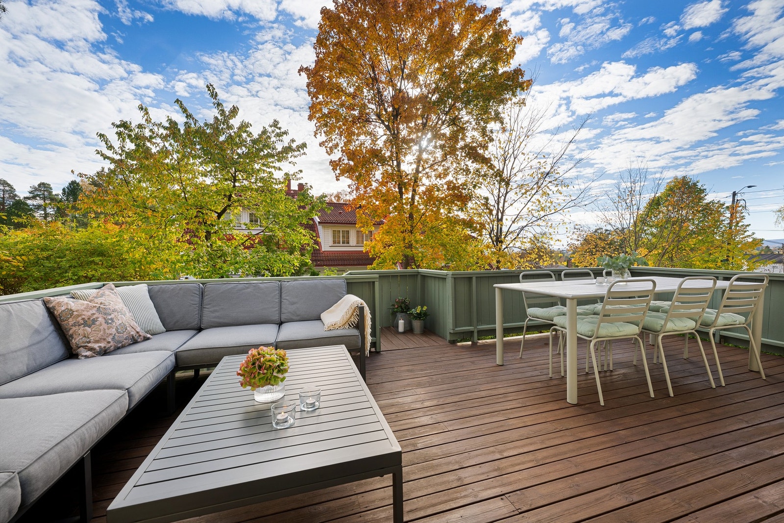 Terrassen er malt og beiset av dagens eiere og har direkte adkomst til hagen, perfekt for barnelek og rolige ettermiddager. Galleribilde