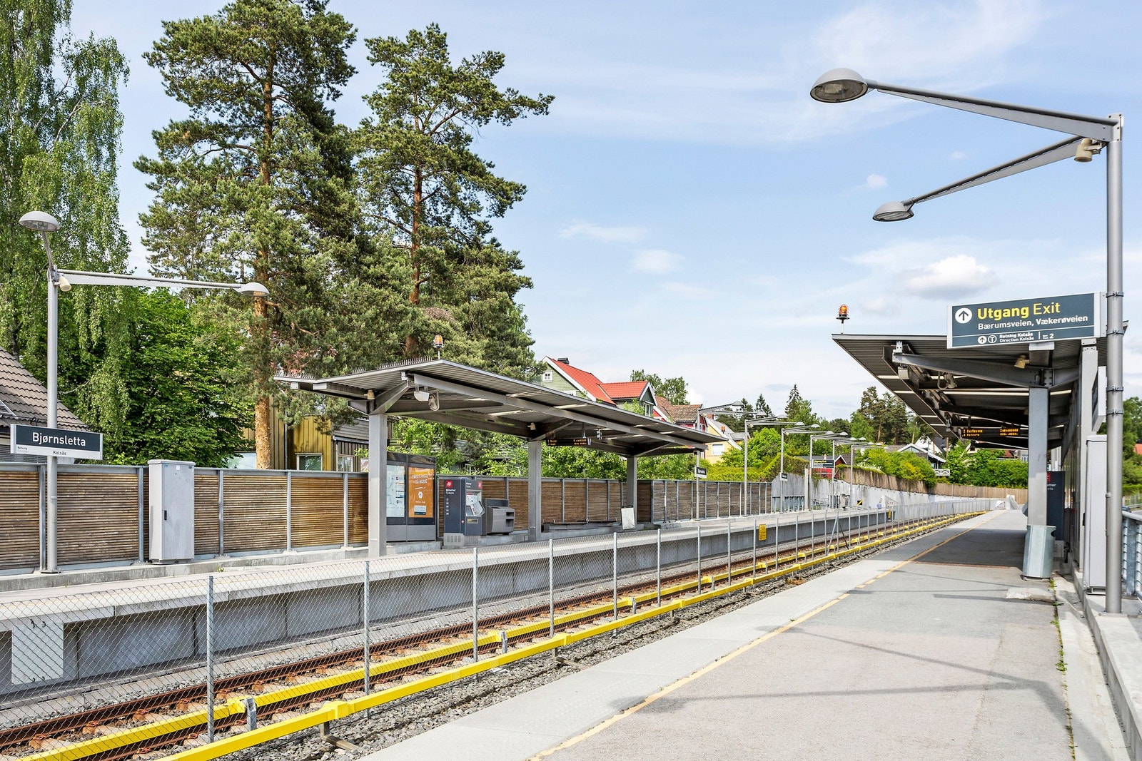 Kort vei til Bjørnsletta T-banestasjon med Kolsåsbanen (linje 3) og enkel adkomst til sentrum. Galleribilde