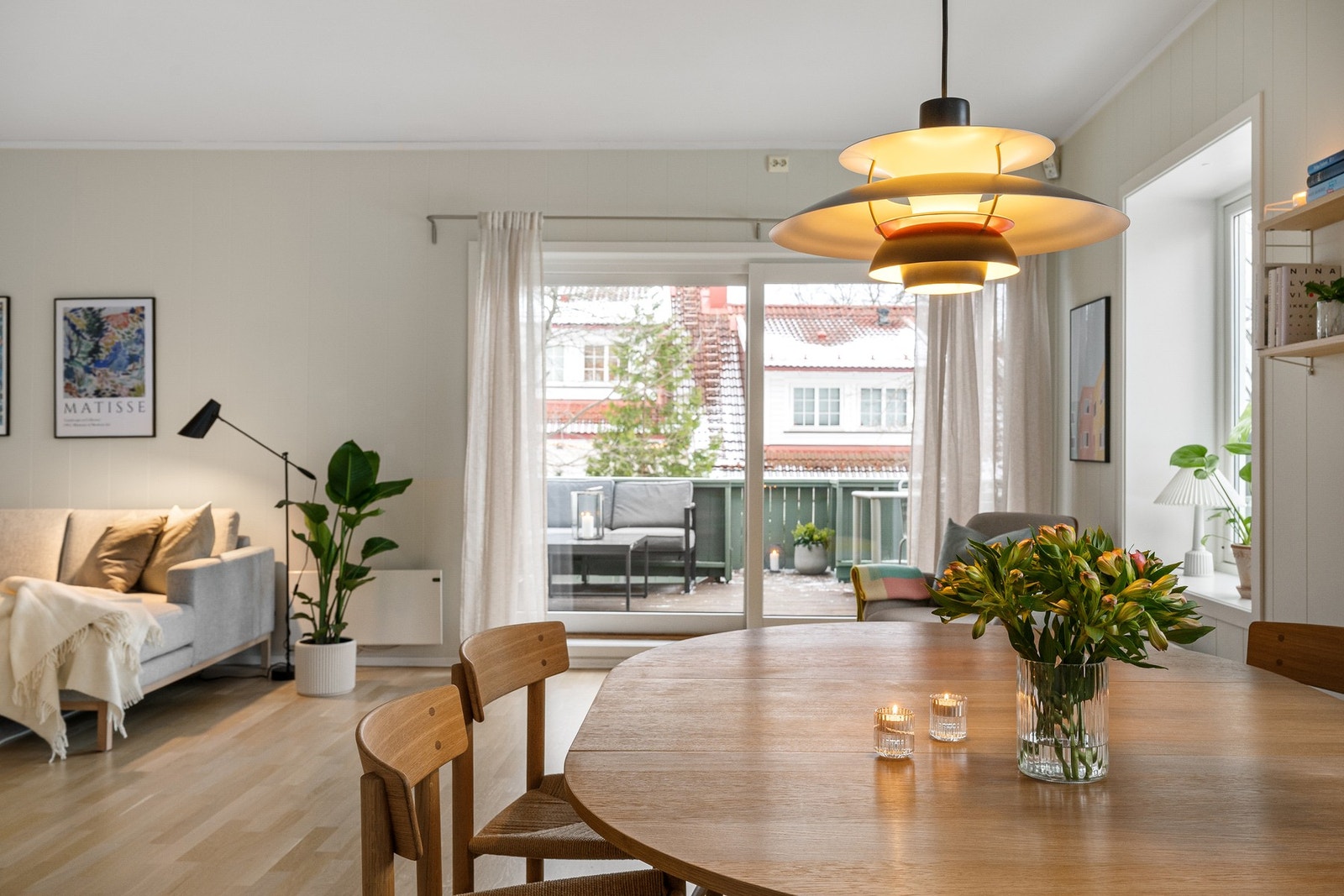 En lys og luftig leilighet med en hyggelig og innbydende atmosfære. Galleribilde