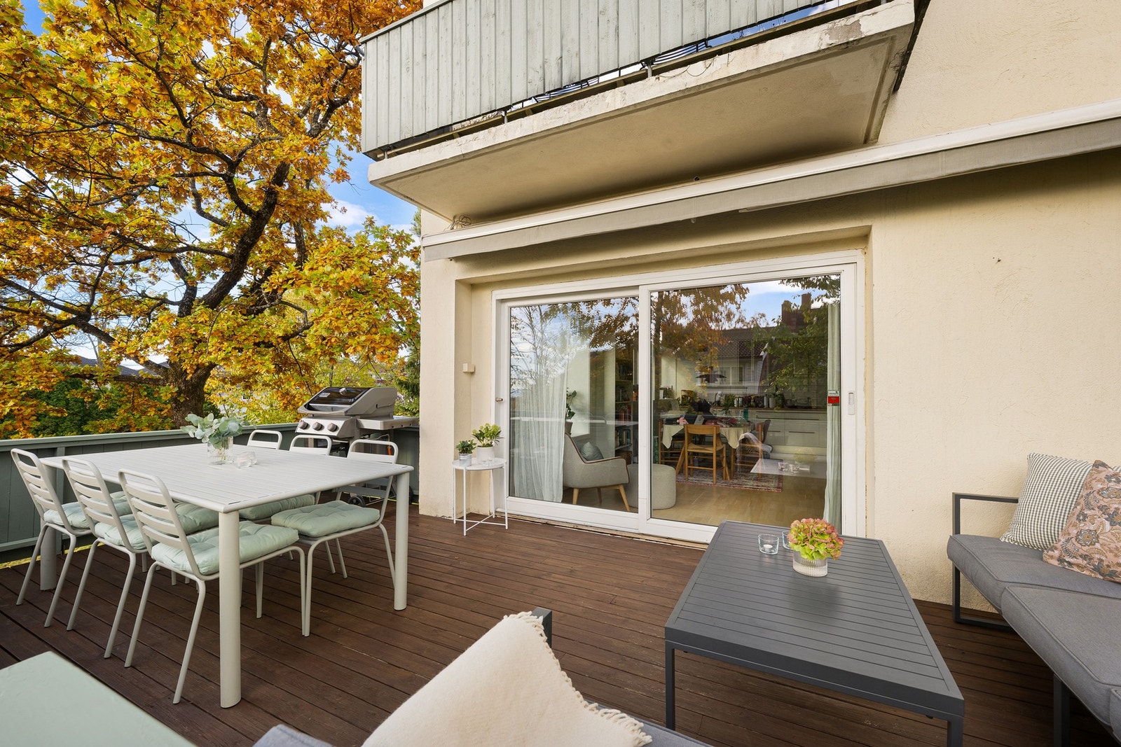 Stor og solrik terrasse med plass til utemøbler og grill, et naturlig samlingspunkt store deler av året. Galleribilde