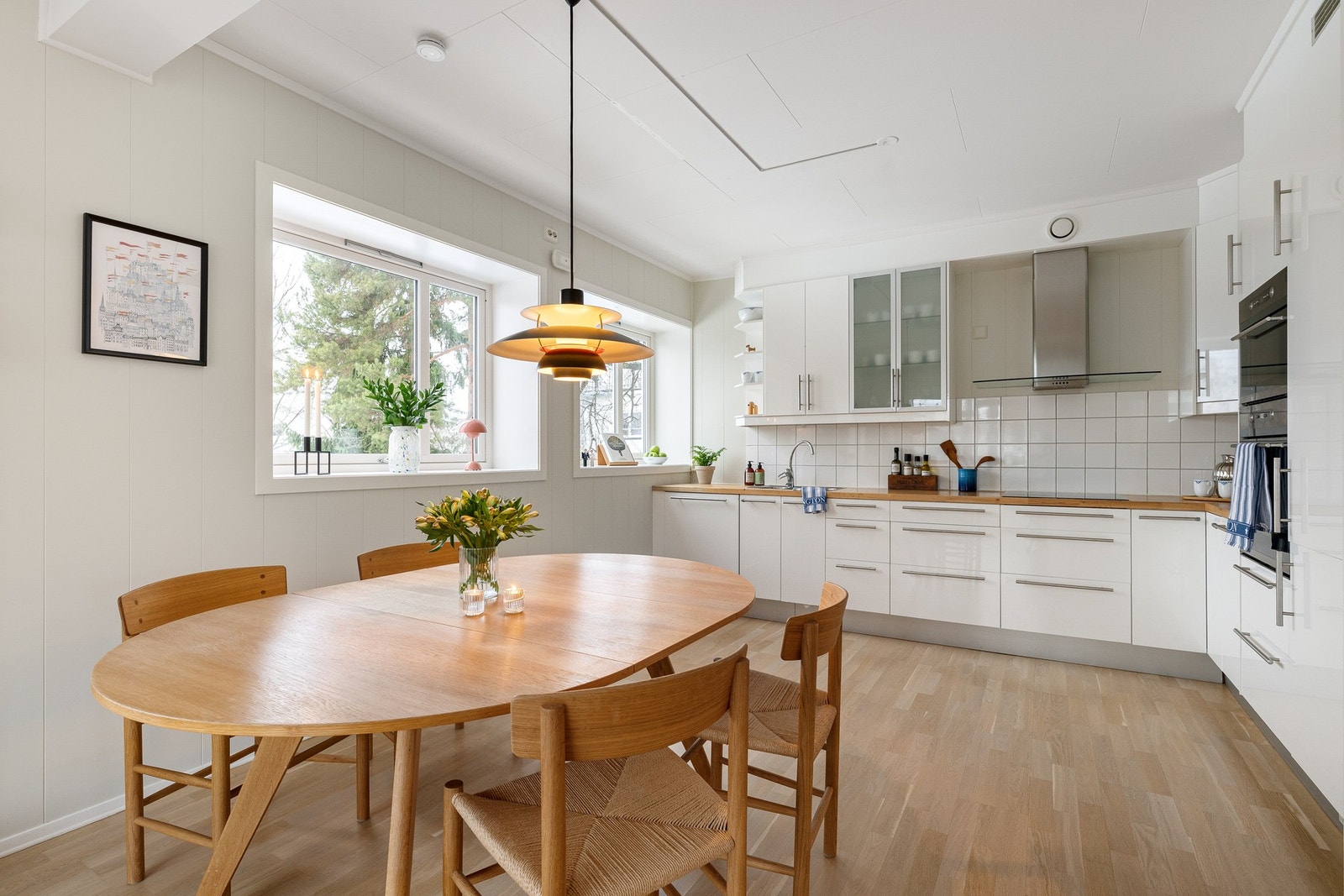 Hyggelig kjøkken med romslig spiseplass for hele familien. Galleribilde