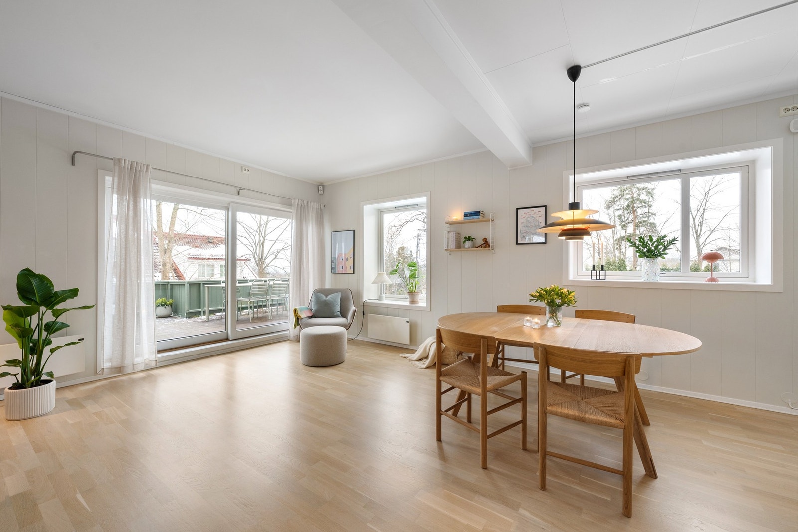 Åpen stue- og kjøkkenløsning med god arealutnyttelse og rikelig med dagslys. Galleribilde