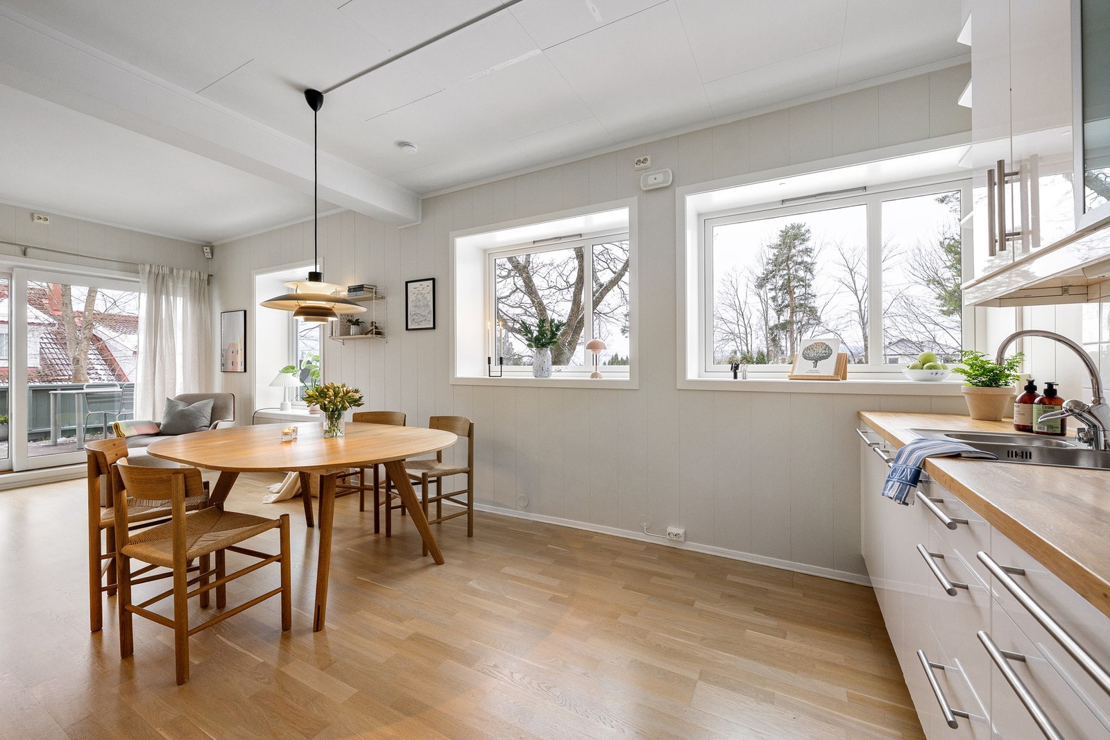 Hyggelig kjøkken i åpen løsning med stuen, med god spiseplass og praktiske løsninger. Galleribilde