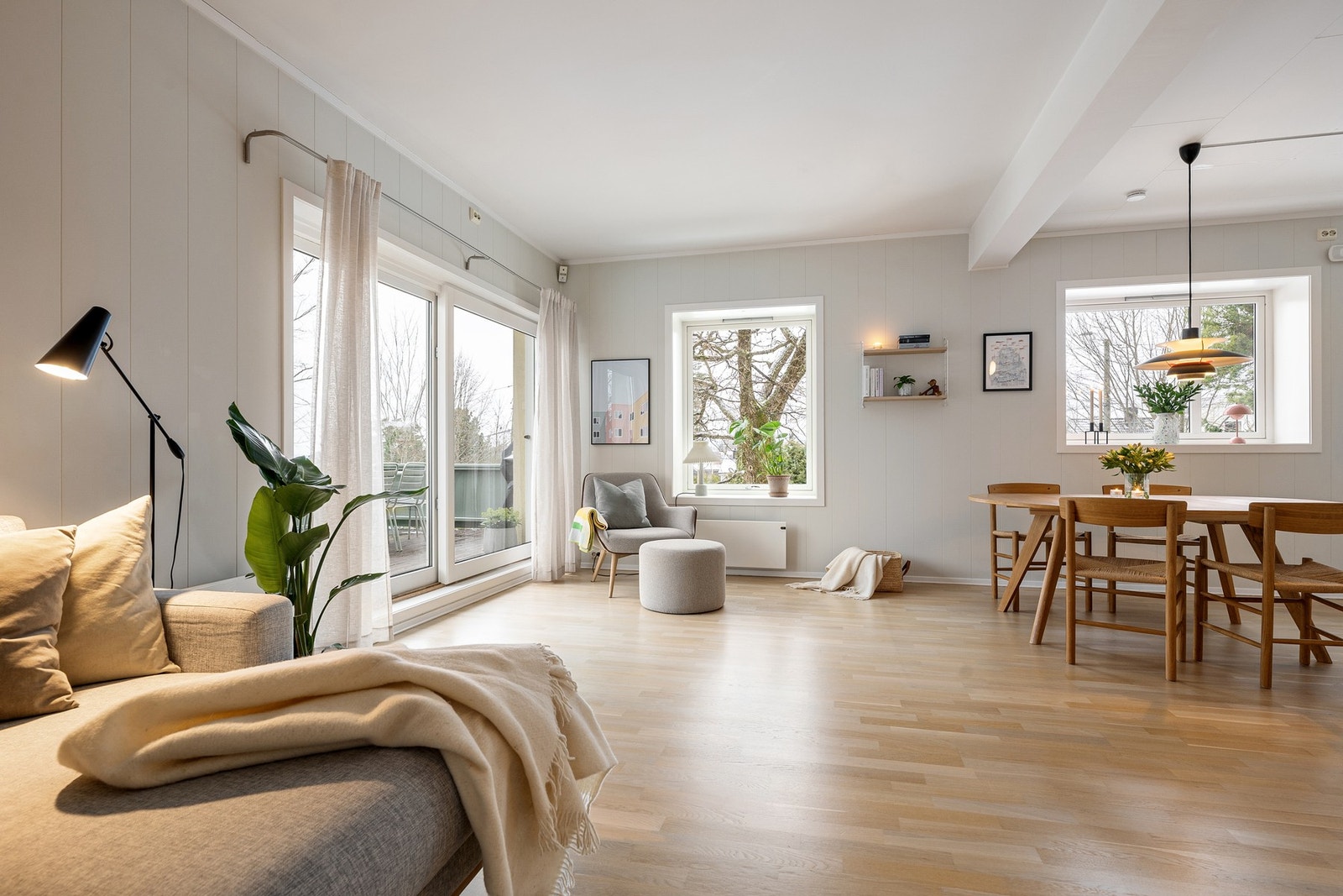 Parkettgulv i stue og gang er slipt og lakkert av håndverkere etter 2023, noe som gir et pent og helhetlig uttrykk. Galleribilde