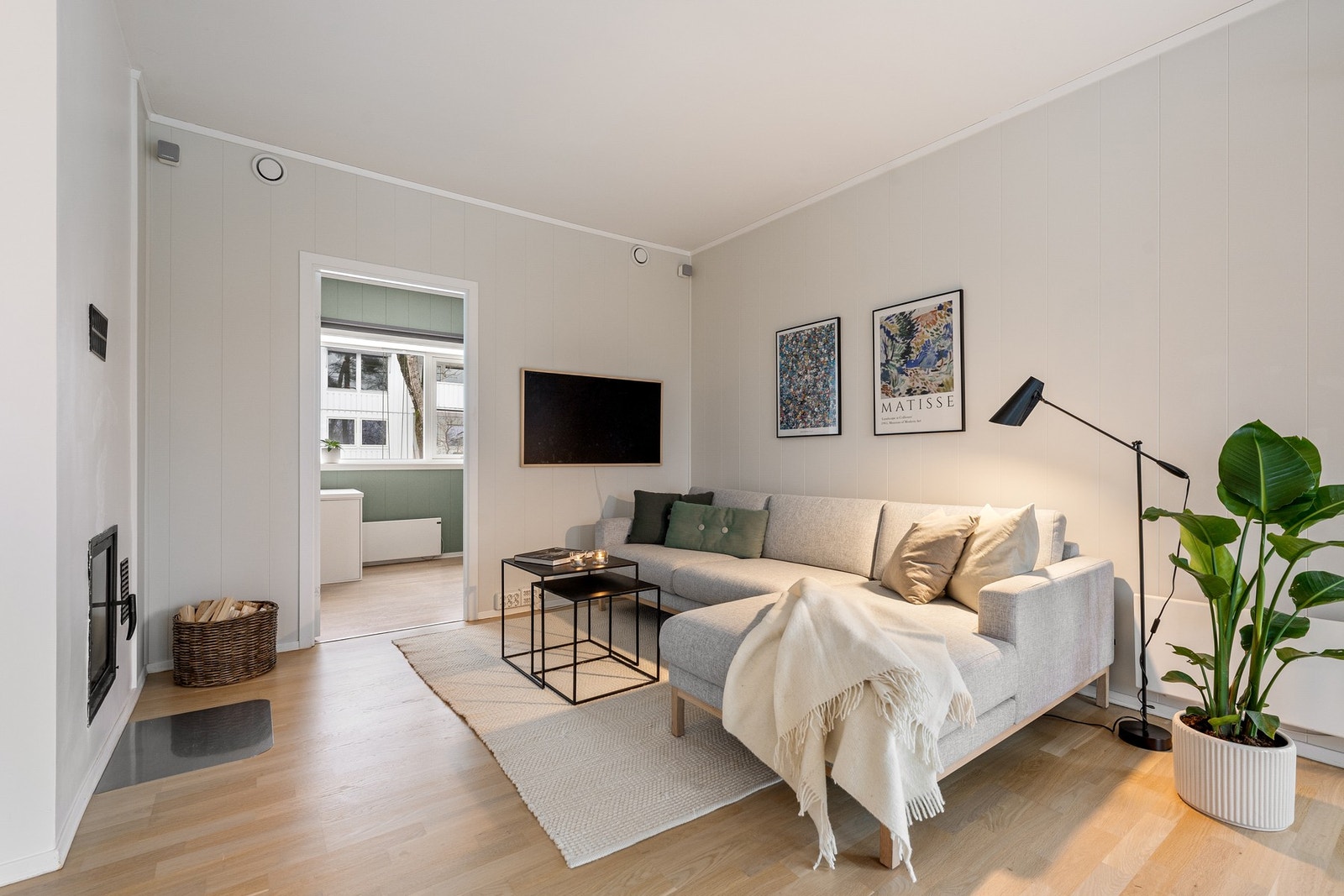 Rommet har en L-formet løsning som gir en sosial helhet, samtidig som stuedelen kan møbleres skjermet fra kjøkkenet. Galleribilde