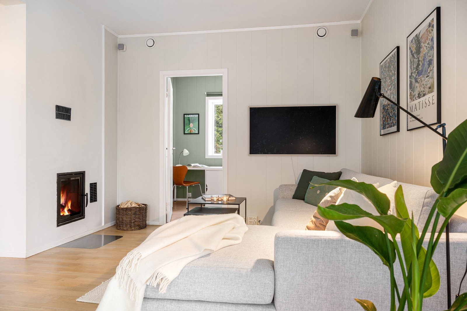 Lun peis som skaper varme og hygge på kjølige dager og kvelder. Galleribilde