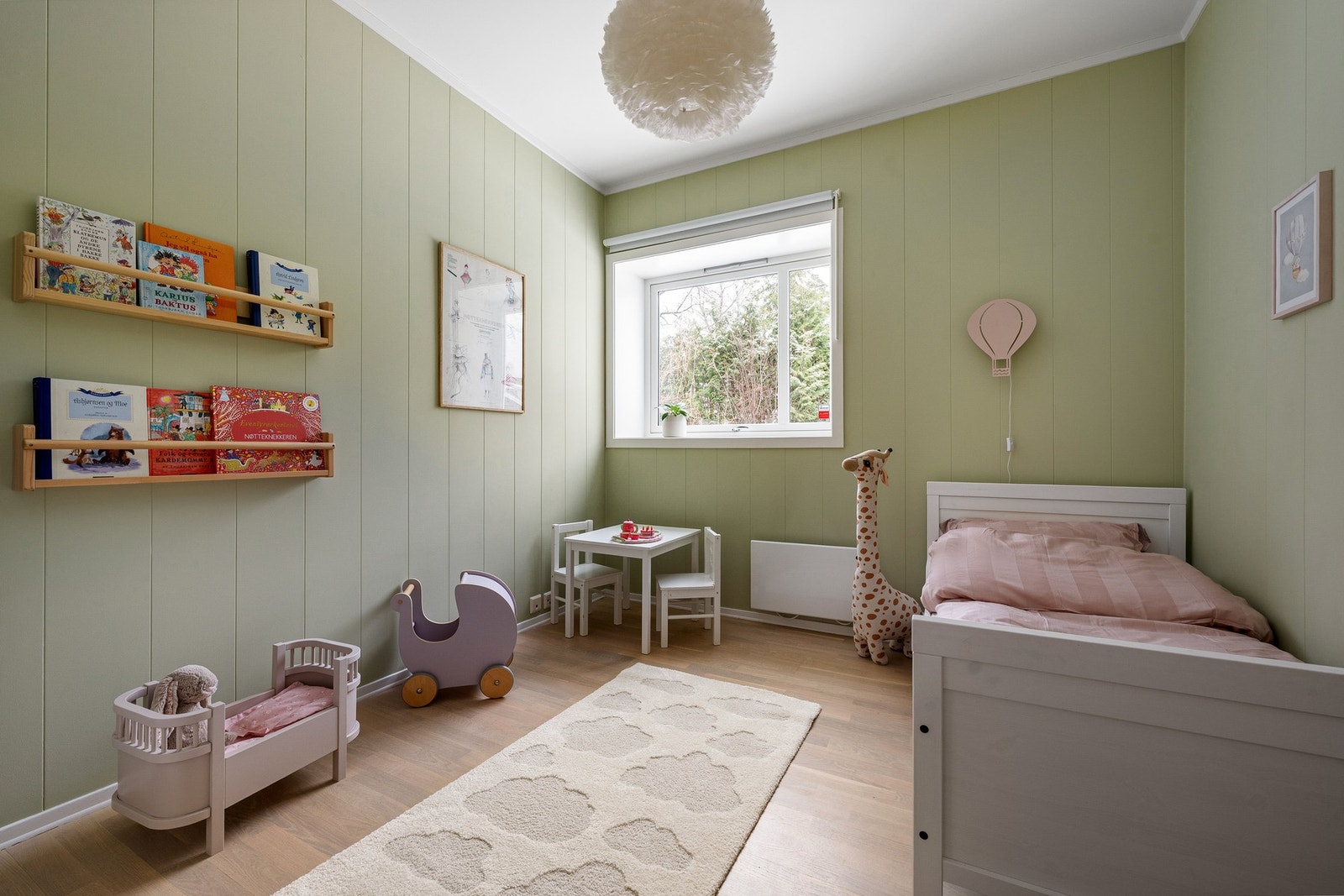 Soverom 2 egner seg godt som barnerom, gjesterom eller hjemmekontor, med gode møbleringsmuligheter. Galleribilde