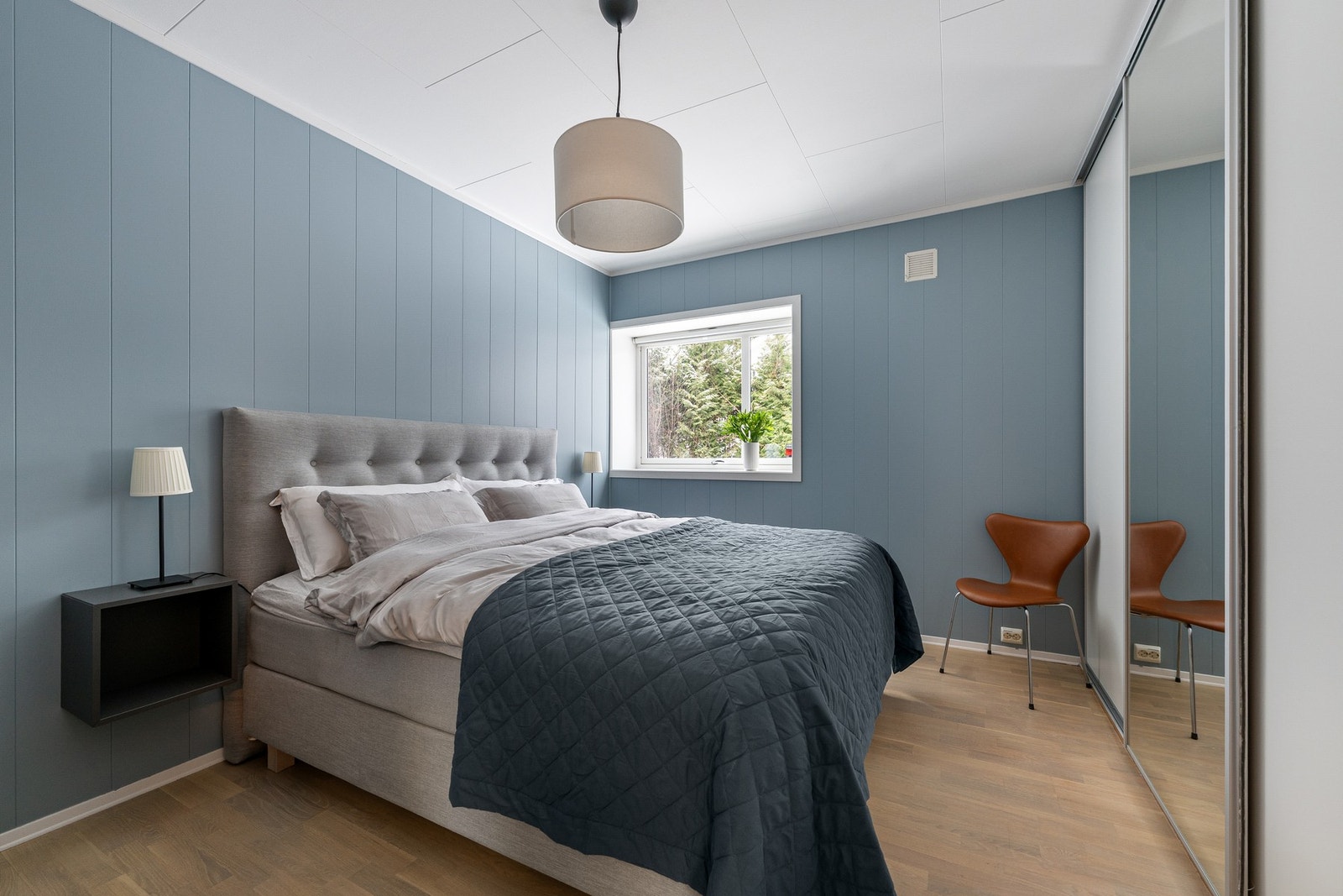 Rolig og behagelig hovedsoverom med dempede fargetoner. Alle overflater er malt av nåværende eiere i deres botid. Galleribilde