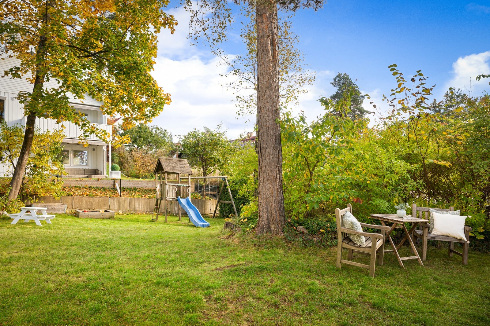 Lys og innbydende 4-roms i 1. etasje med god planløsning, peis i stuen og direkte utgang til stor, solrik terrasse med adkomst til hage. Galleribilde