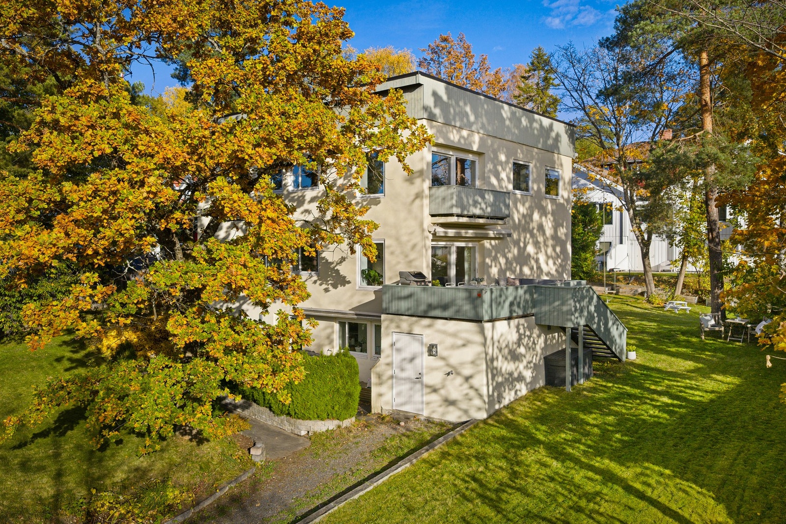 Rolig og barnevennlig beliggenhet mellom Bjørnsletta og Røa, med kort vei til T-bane, skoler, barnehager, turmuligheter og servicetilbud. Galleribilde