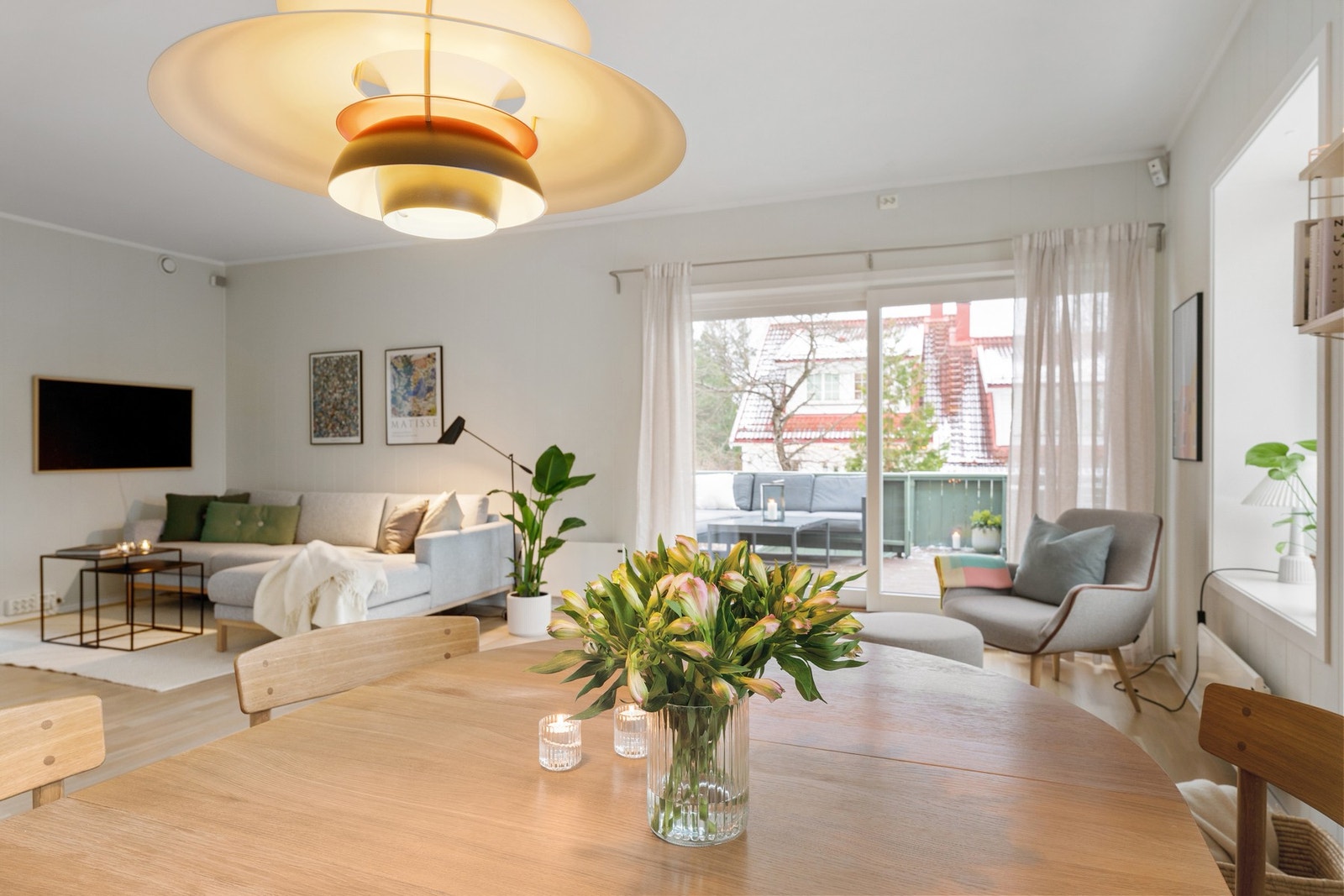 Store vindusflater og utgang til terrassen slipper inn rikelig med dagslys og gir en behagelig atmosfære. Galleribilde