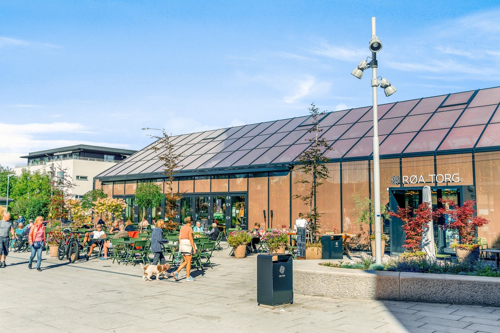 Fra boligen er det kort vei til Røa sentrum, hvor Røa Torg og Røasenteret tilbyr et rikholdig utvalg av servicetilbud og shoppingmuligheter. Galleribilde