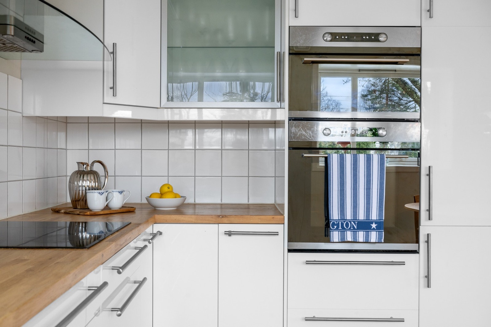 Integrerte hvitevarer medfølger, herunder komfyr, platetopp, mikrobølgeovn, oppvaskmaskin og kjøl/frys. Galleribilde