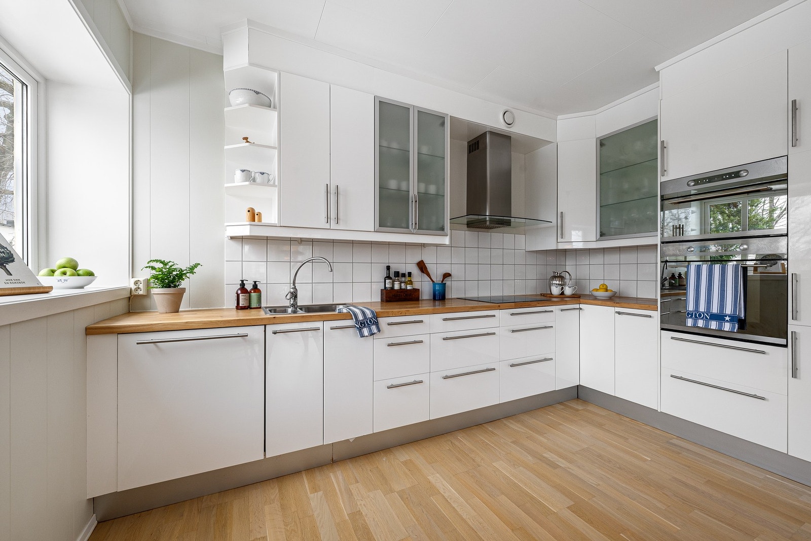 Kjøkkenet fremstår velholdt og pent, med lyse fronter og benkeplate i tre. Galleribilde