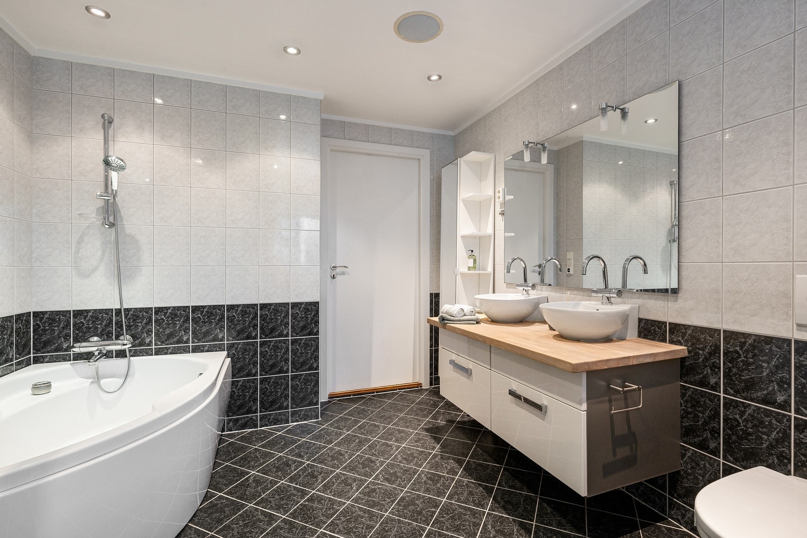 Praktisk baderom med to servanter og servantskap med romslige oppbevaringsskuffer. Galleribilde