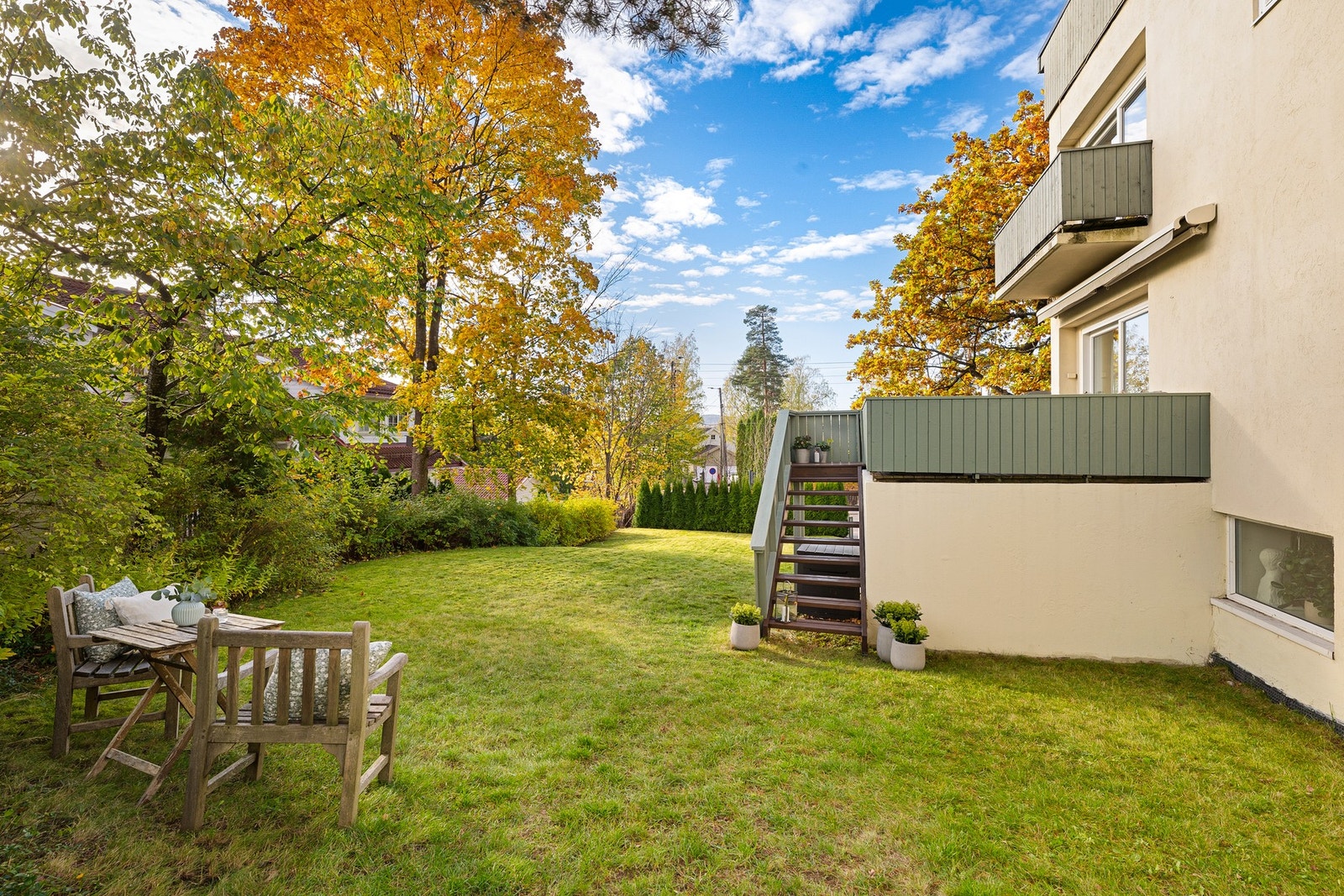 Grønn og barnevennlig felles hage med god boltreplass for både små og store. Galleribilde