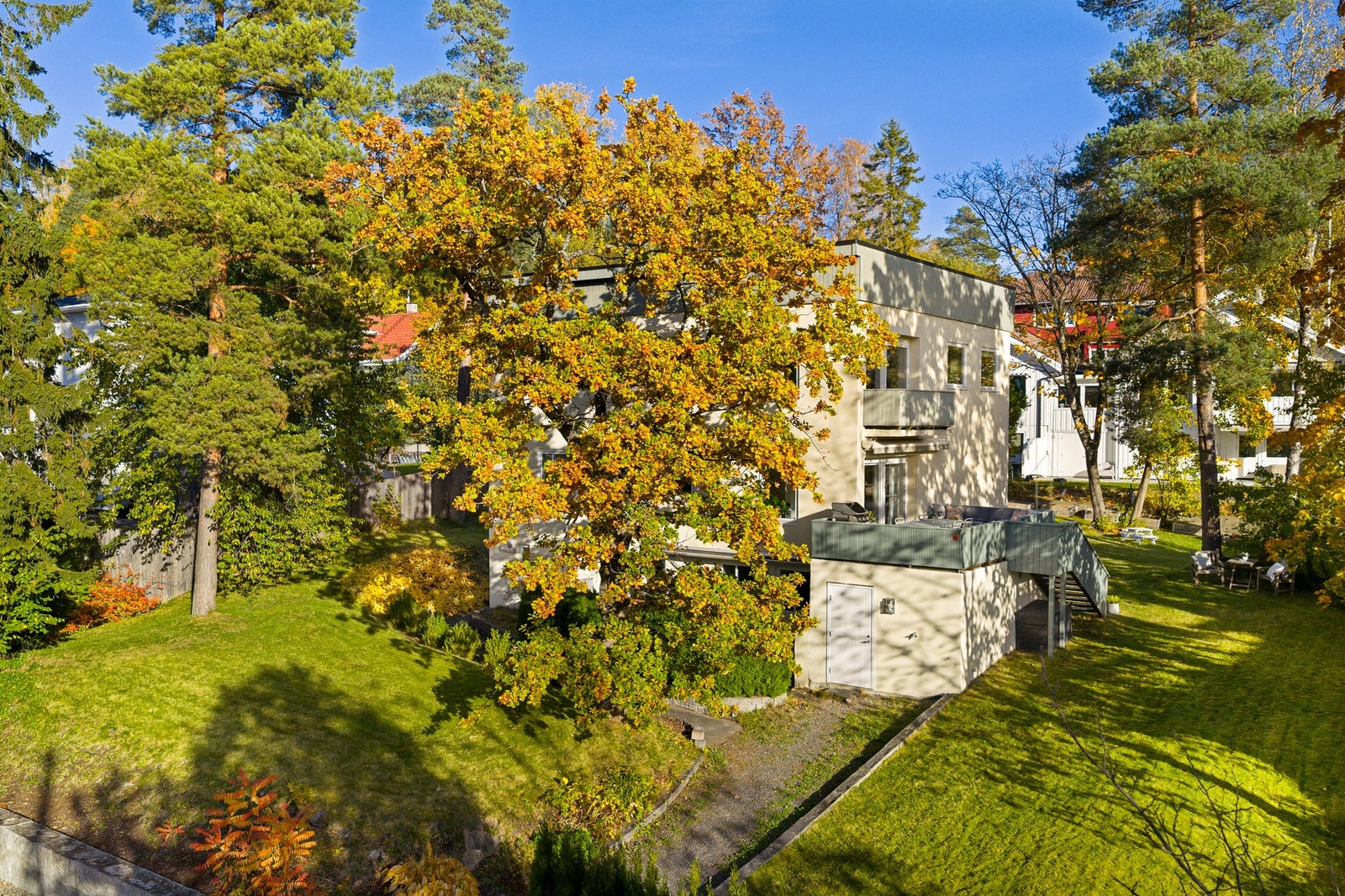 Stor og flott felles hage som disponeres av sameierne i fellesskap (kun tre leiligheter). Galleribilde