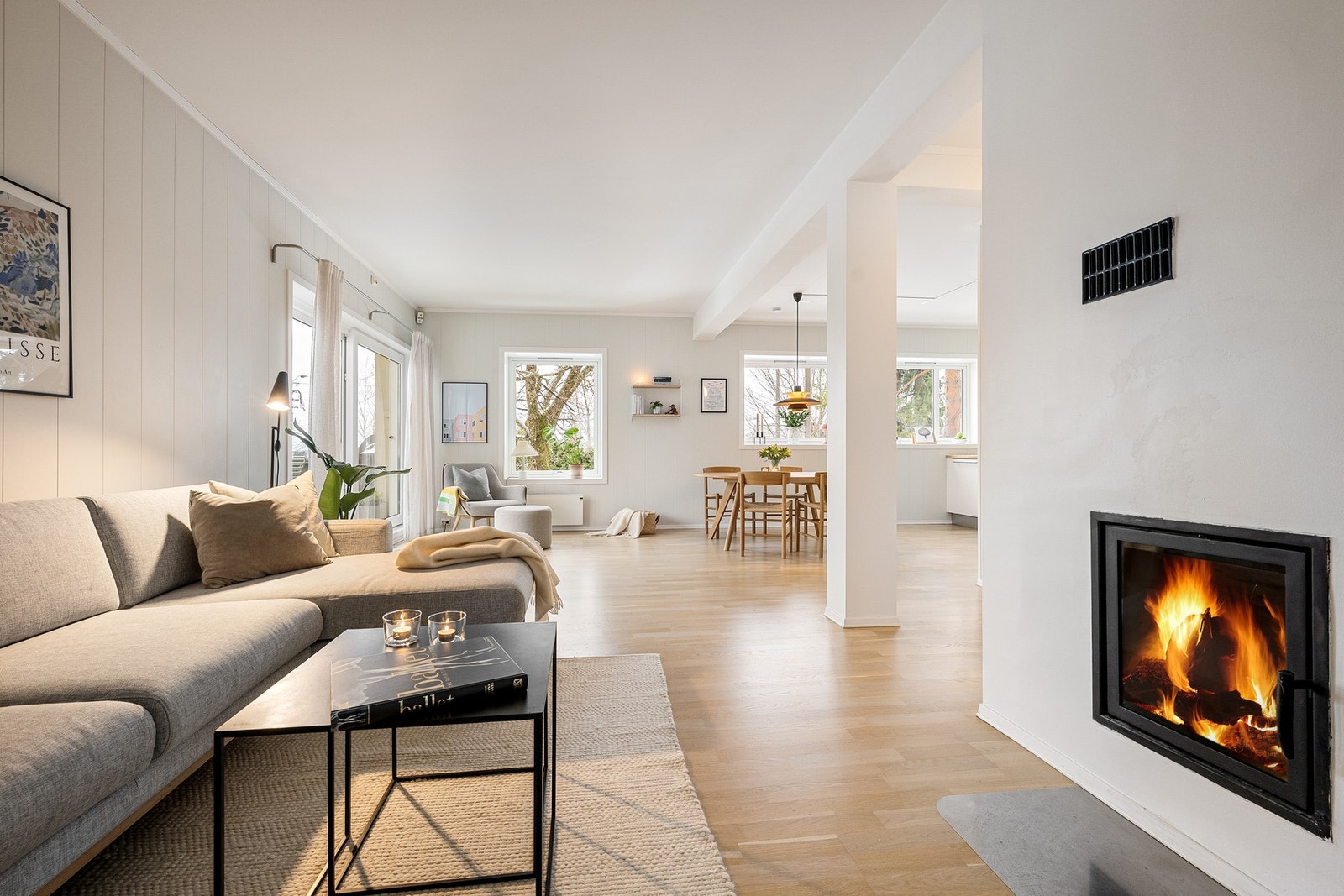 Åpen og sosial stue med god plass til både sofagruppe og spisebord, perfekt for familieliv og hyggelige sammenkomster. Galleribilde