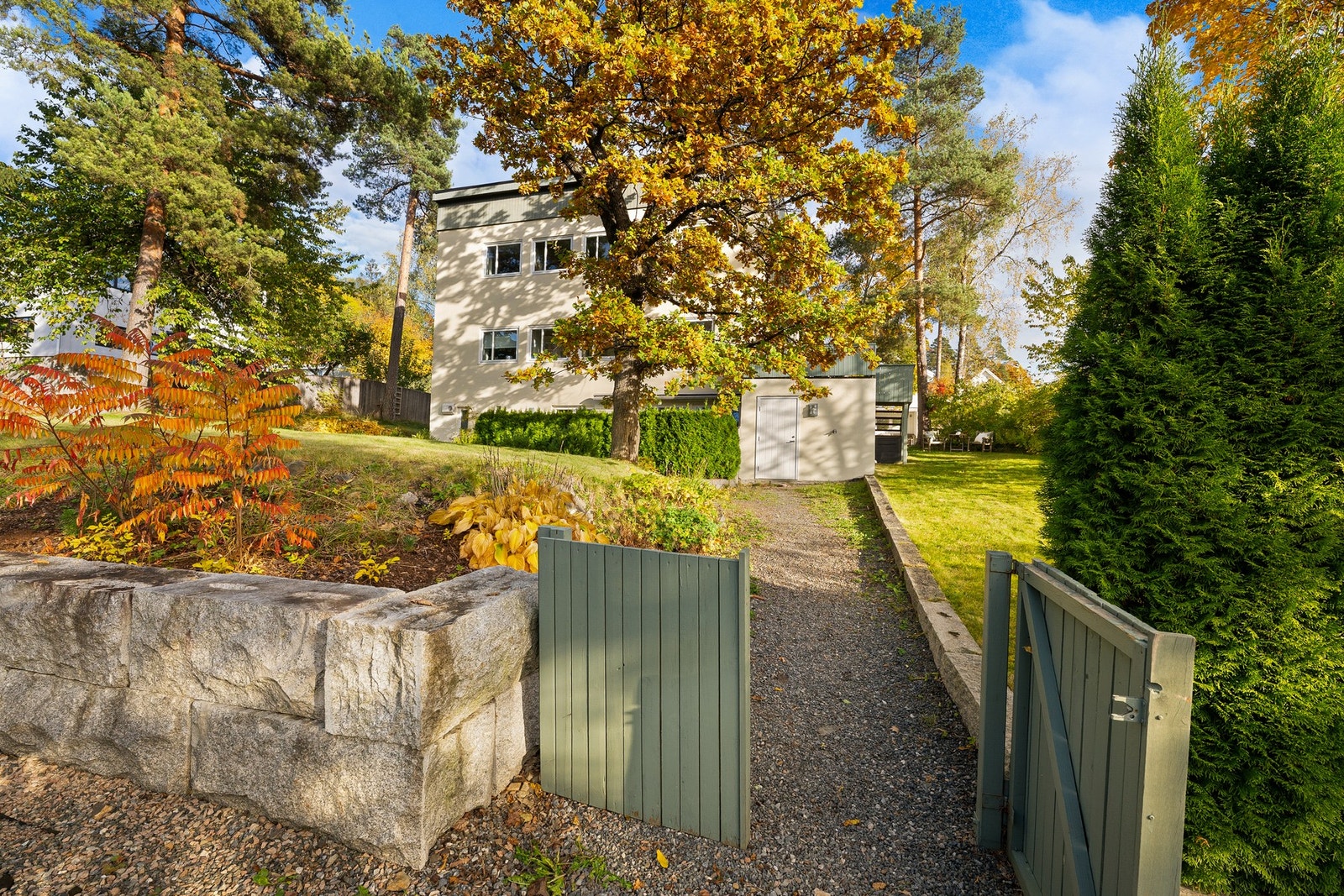 Trygg og tilbaketrukket beliggenhet med grønt uteområde, godt egnet for barnefamilier. Galleribilde