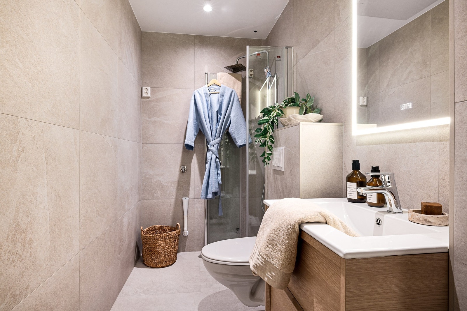 - Svært lekkert bad pusset opp i 2026. Det er spotter i himling varme i gulv og rør-i-rør - Galleribilde