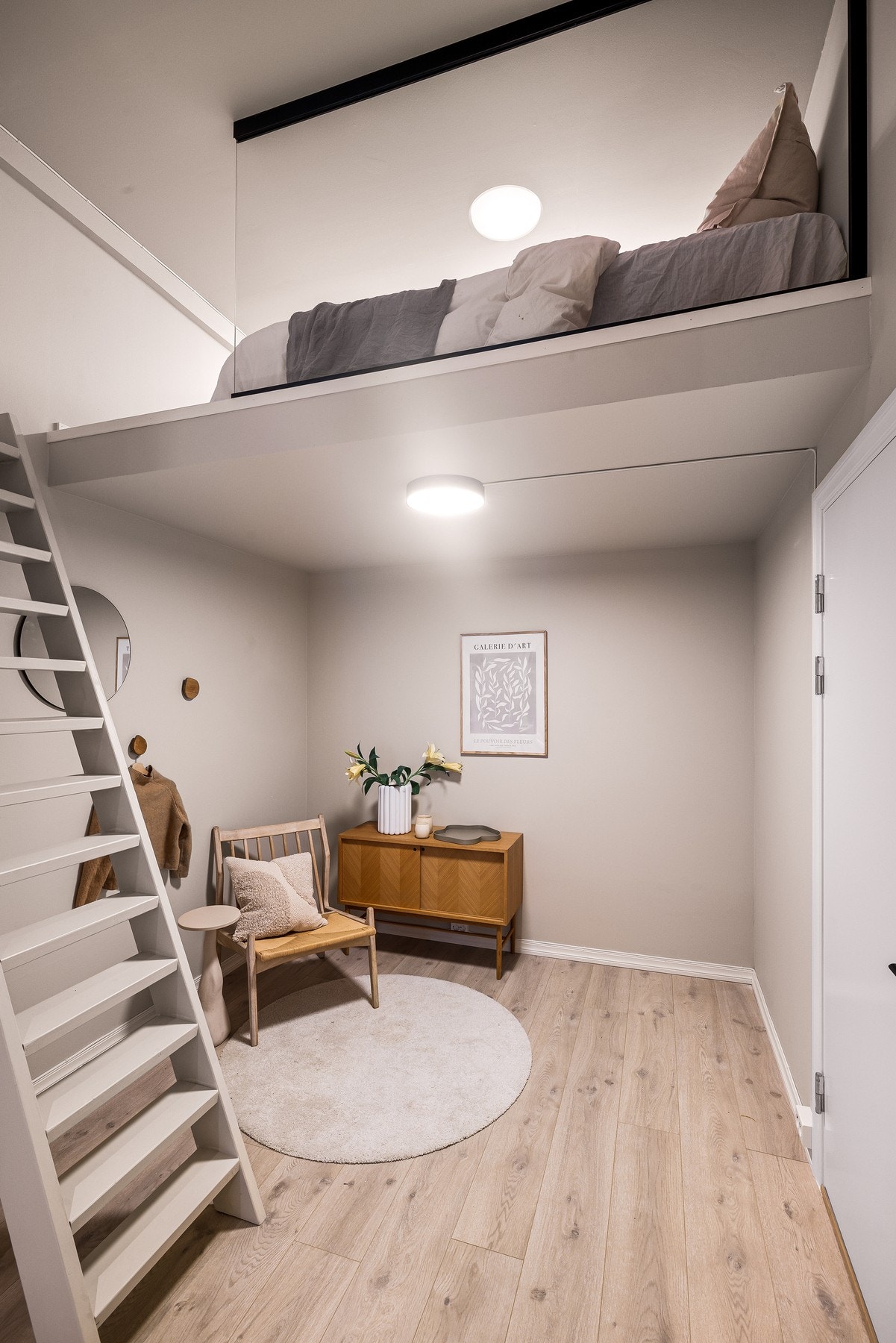 - Det er plass til seng under hemsen, slik man har sovemuligheter begge steder - Galleribilde