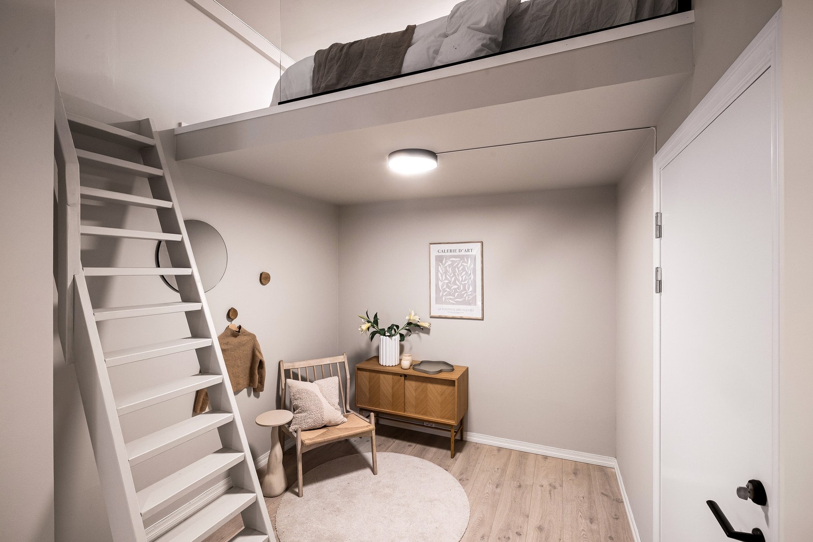 - Om ønskelig kan man ha seng nede også, det er det plass til. Videre er det plass til garderobeløsning - Galleribilde