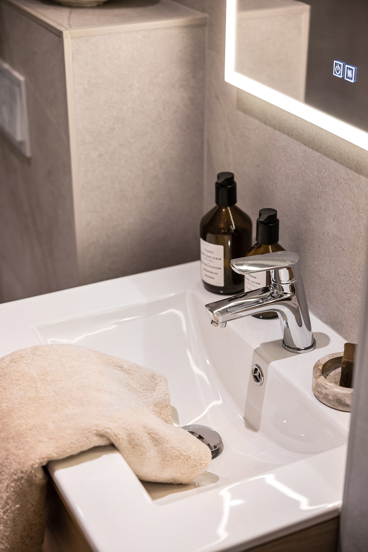 - Badet har opplegg for vaskemaskin, vegghengt wc, dusj med foldedører og servant med skuffer - Galleribilde