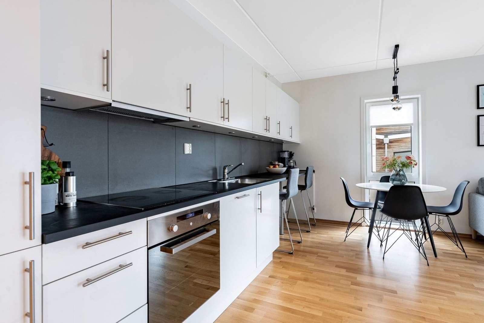 Lyst og lekkert kjøkken med integrerte hvitevarer og godt med skap- og benkeplass. Galleribilde