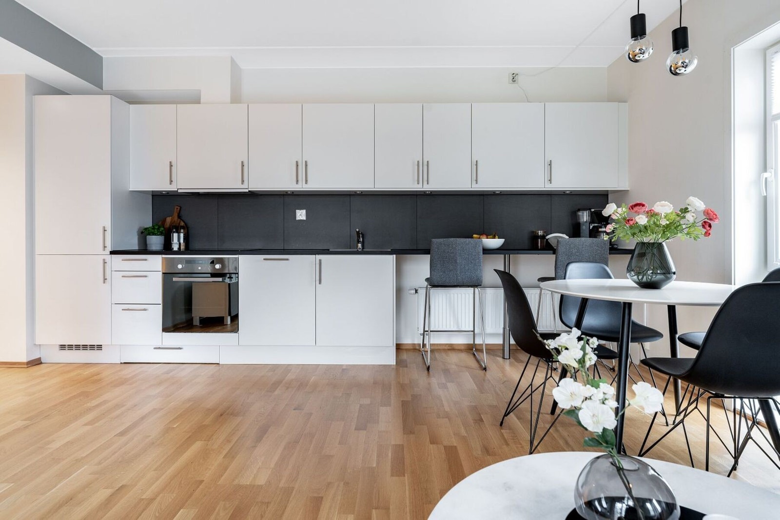 Her har man bl.a integrert platetopp, stekeovn, kjøl/fryseskap og oppvaskmaskin. Galleribilde