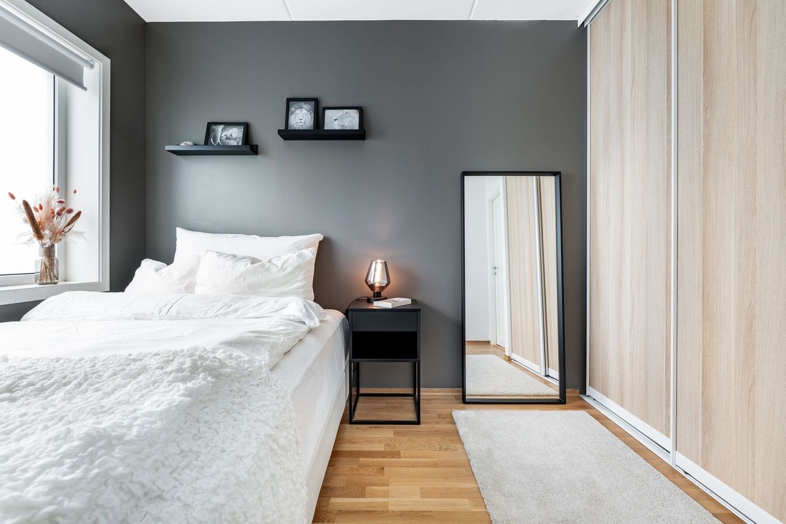 Romslig soverom på 9m² innredet med skyvedørsgarderobe. Galleribilde