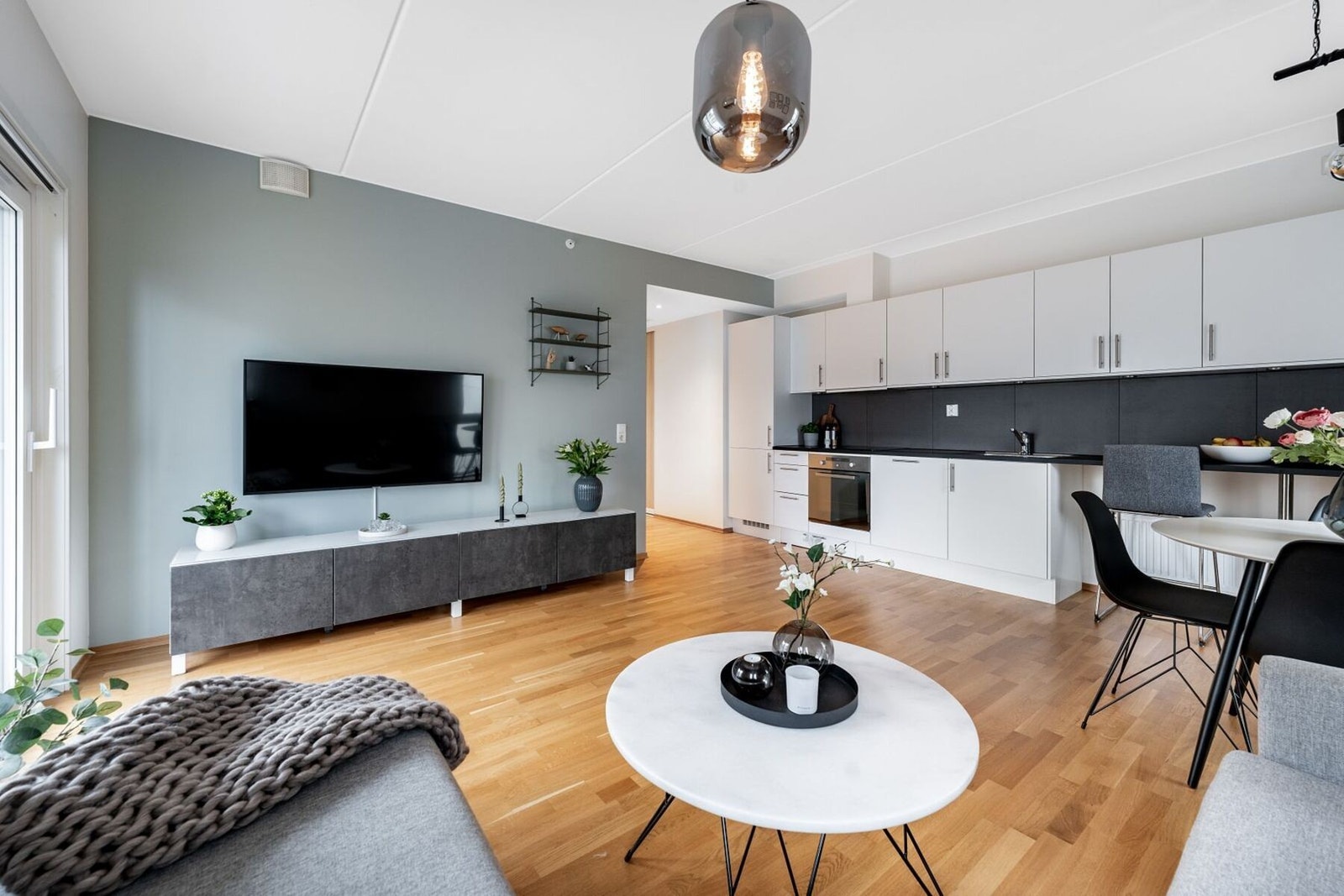 Åpen stue- kjøkkenløsning på ca. 22,8m² med ypperlige møbleringsmuligheter. Galleribilde