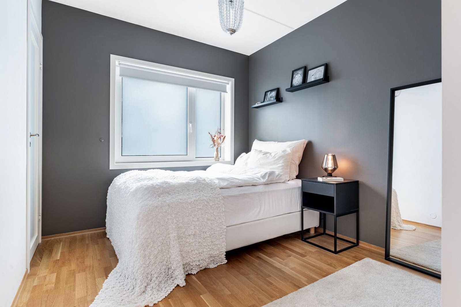 God plass til ønsket soveromsmøblement og inngang til en innvendig bod på ca. 3m². Galleribilde