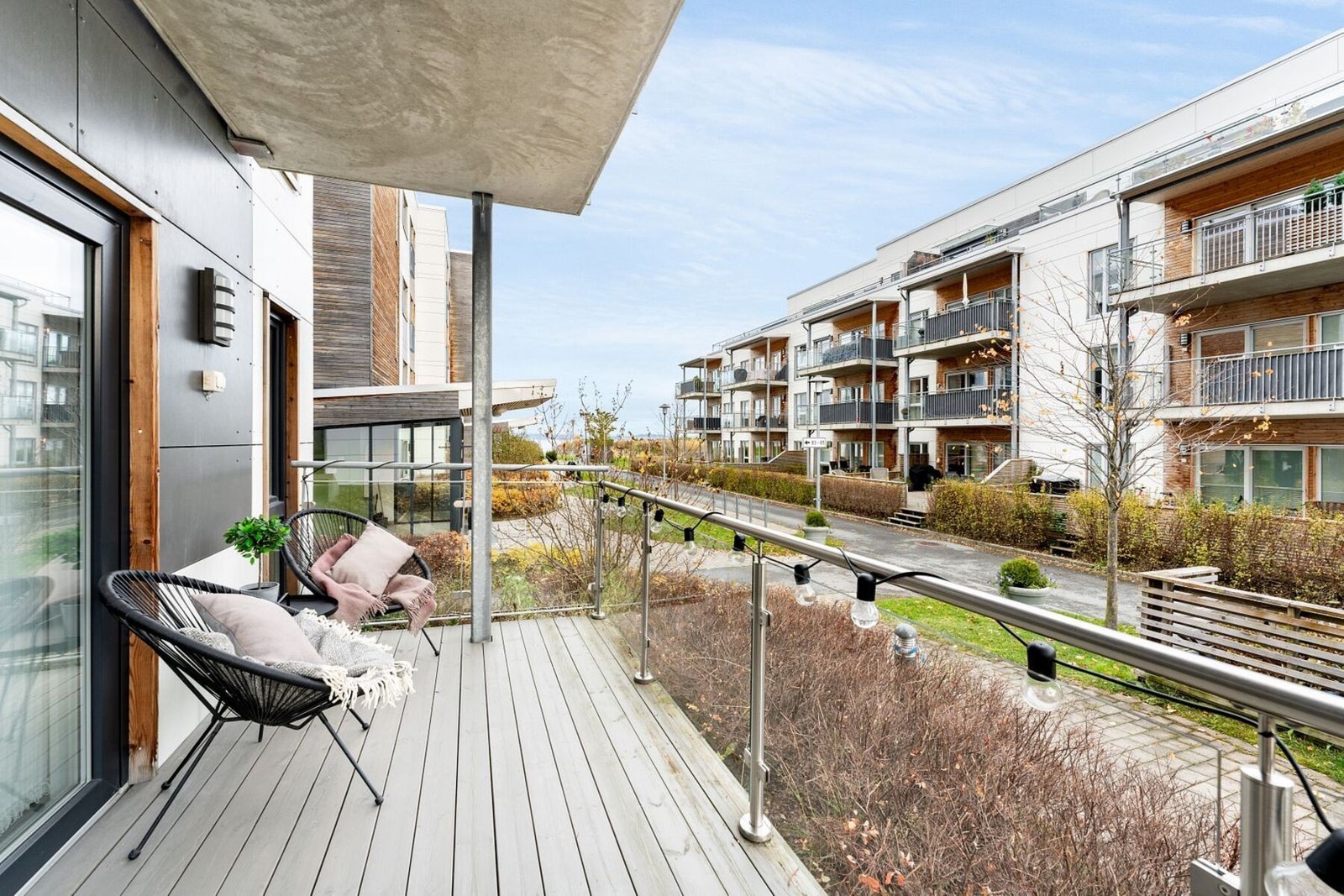 Fra stuen har man utgang til en romslig østvendt balkong på ca. 9,8m² med god plass til ønsket møblement. Galleribilde