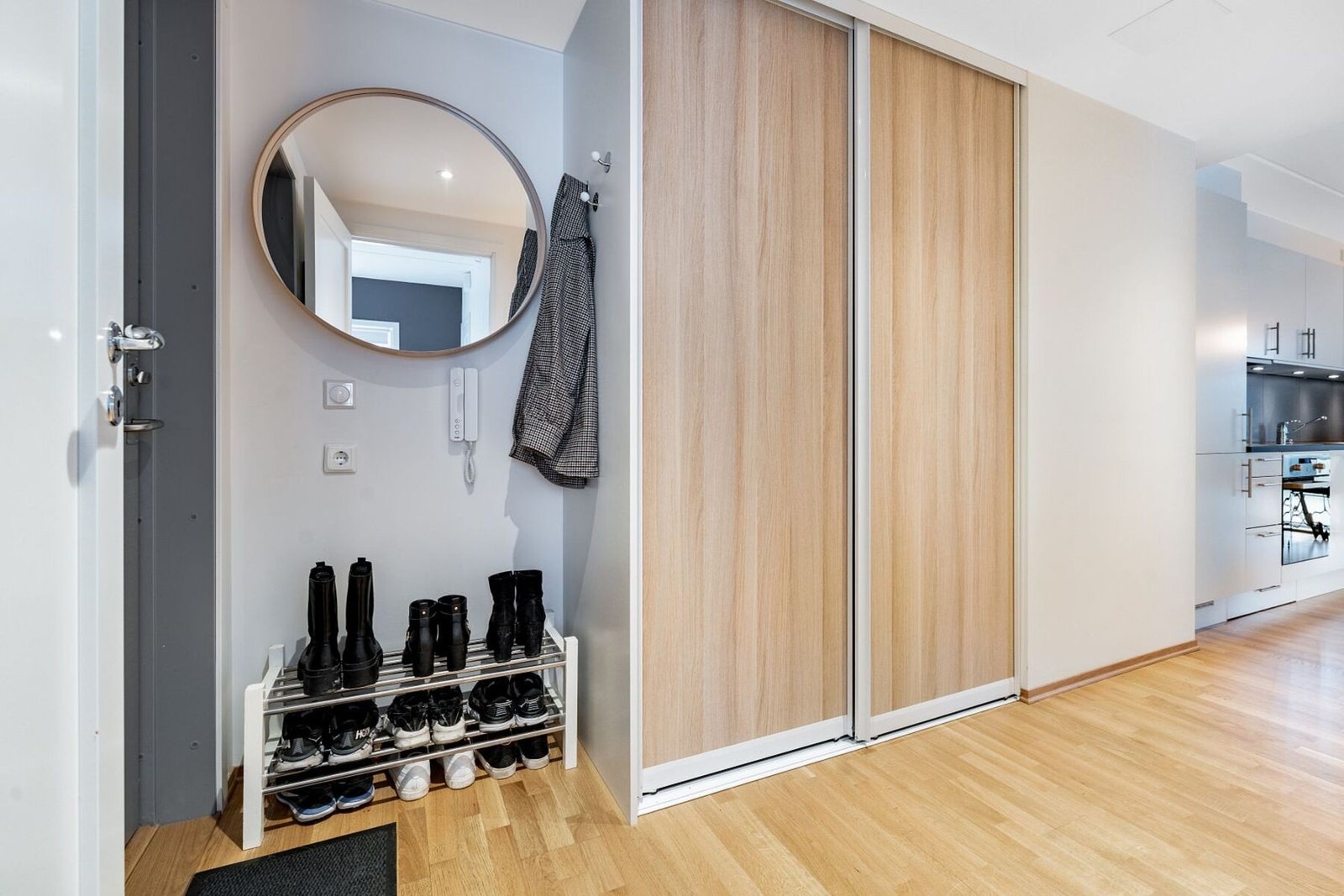 Romslig entré på 5,8m² med skyvedørsgarderobe og god plass til å henge fra seg klær og utstyr. Galleribilde