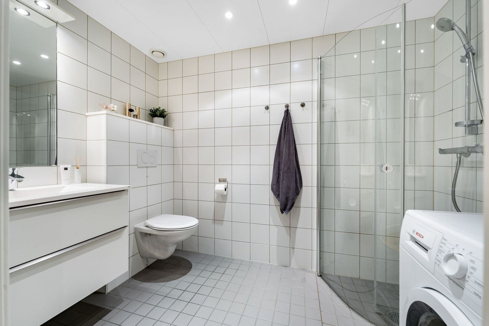 Lyst og pent flislagt bad på 4,6m² med alt man trenger. Galleribilde