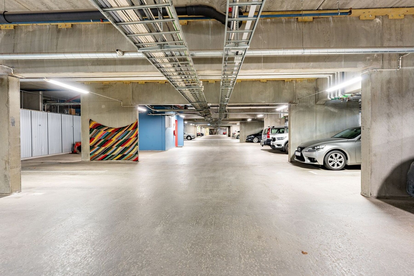 Parkeringsplass og bod i felles parkeringskjeller. Galleribilde