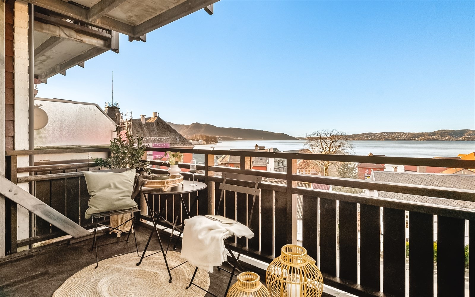 Fra stue har du direkte utgang til privat balkong. Fantastisk sjøutsikt, og suverene solforhold sommerstid. Galleribilde