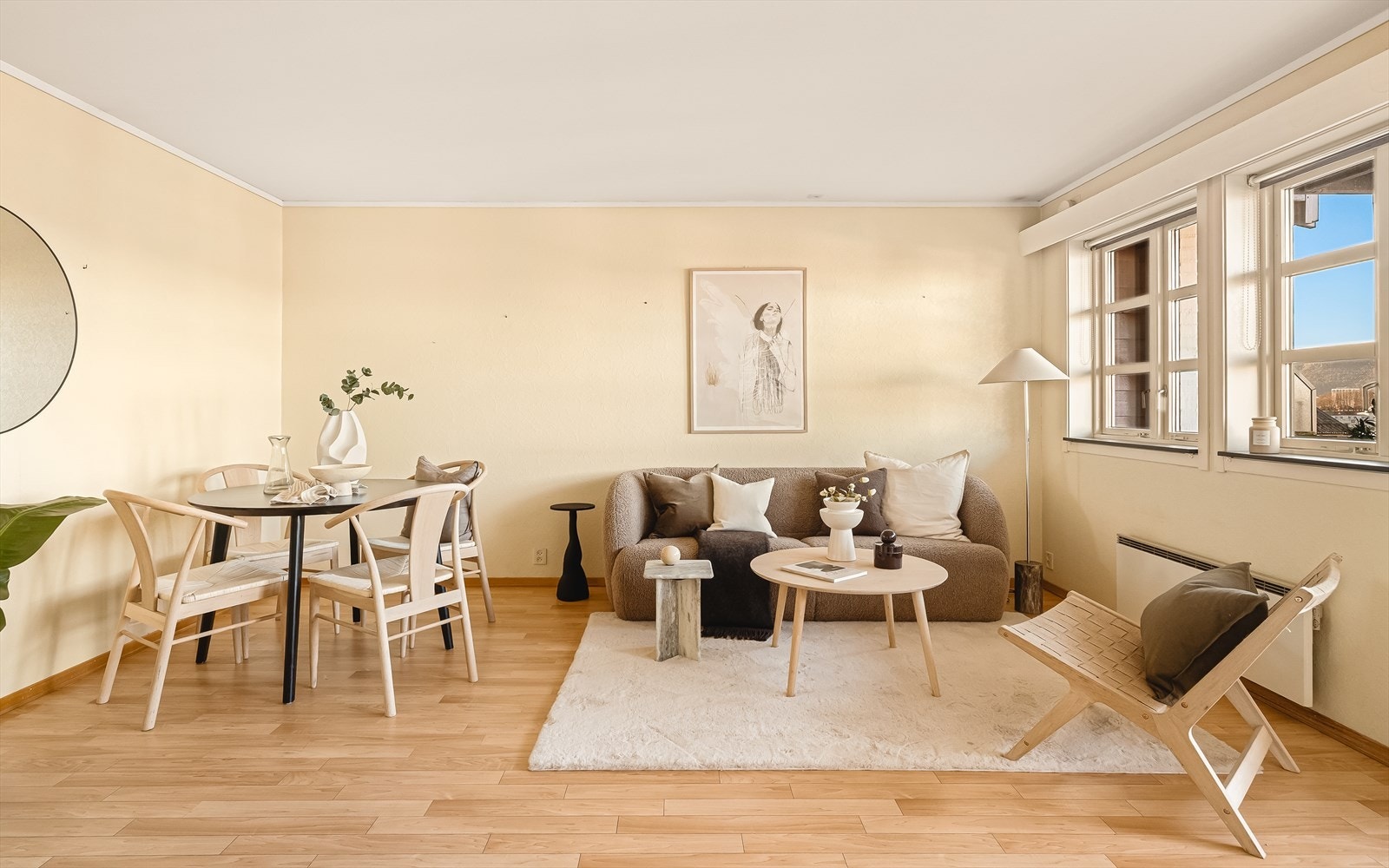 Det er plass til å møblere med både sofagruppe og spisebord. Galleribilde