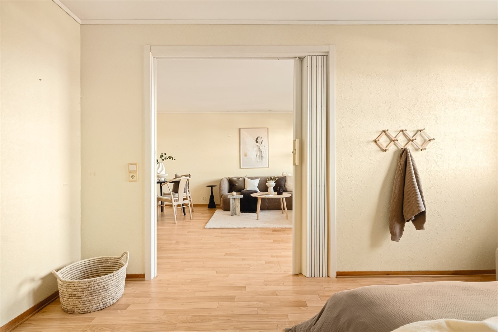 Foldedører fra stue til hovedsoverom. Nåværende eier benyttet dette som spisestue. Galleribilde