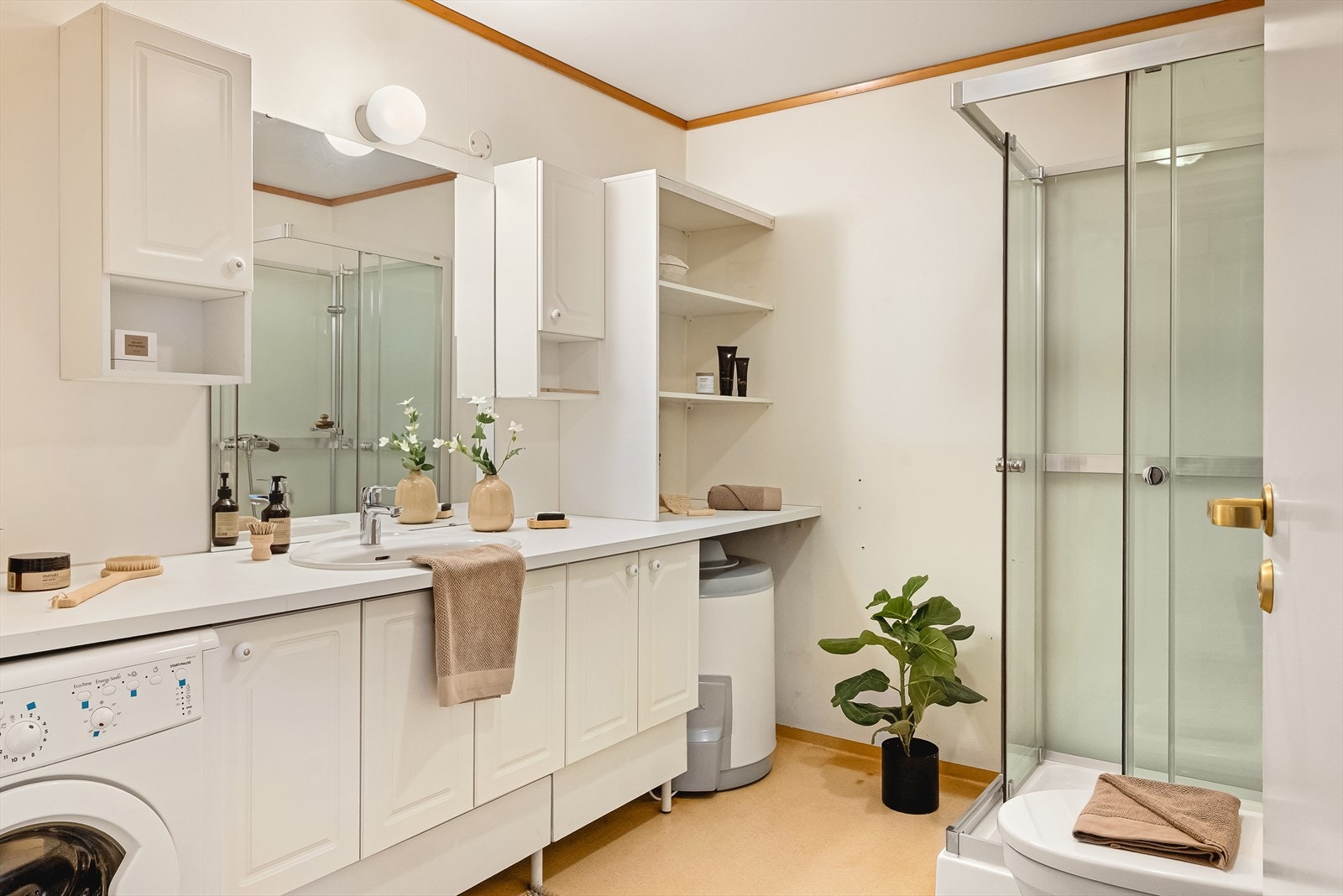 Bad er opprinnelig fra byggeår (1992), og holder dermed en enkel, eldre standard. Funksjonelt, og fungerer i dag som det skal. Galleribilde