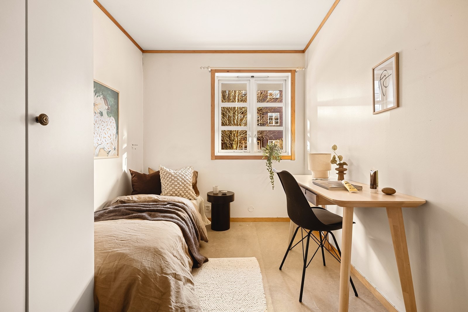 Rommet vender mot skjermet tun i bakkant. Velegnet også som ungdomsrom eller gjesterom/kontor. Galleribilde