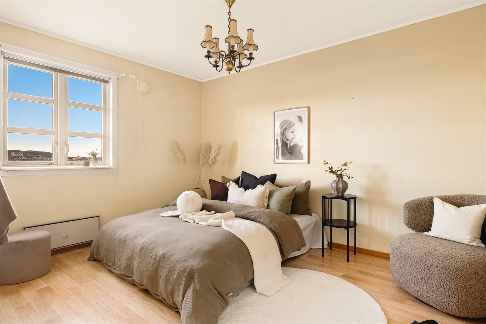 Rommet er 12 m², og vender ut mot den flotte utsikten. Et stort, herlig rom uansett bruk. Galleribilde