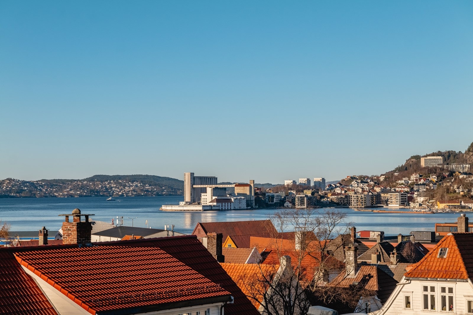 Utsikten er vidstrakt og nydelig, mot både nærliggende bydeler, sjø og fjell. Galleribilde