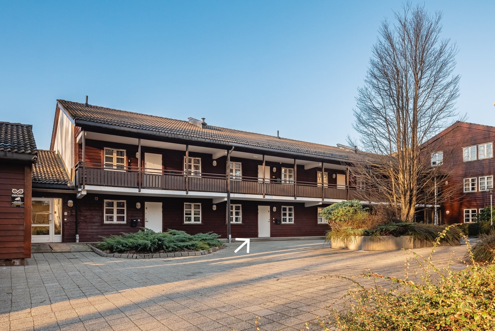 Selv om leiligheten er i 3. etasje, er inngangsdør fra tun i bakkant på bakkenivå. Behagelig trappefritt og enkelt. Galleribilde