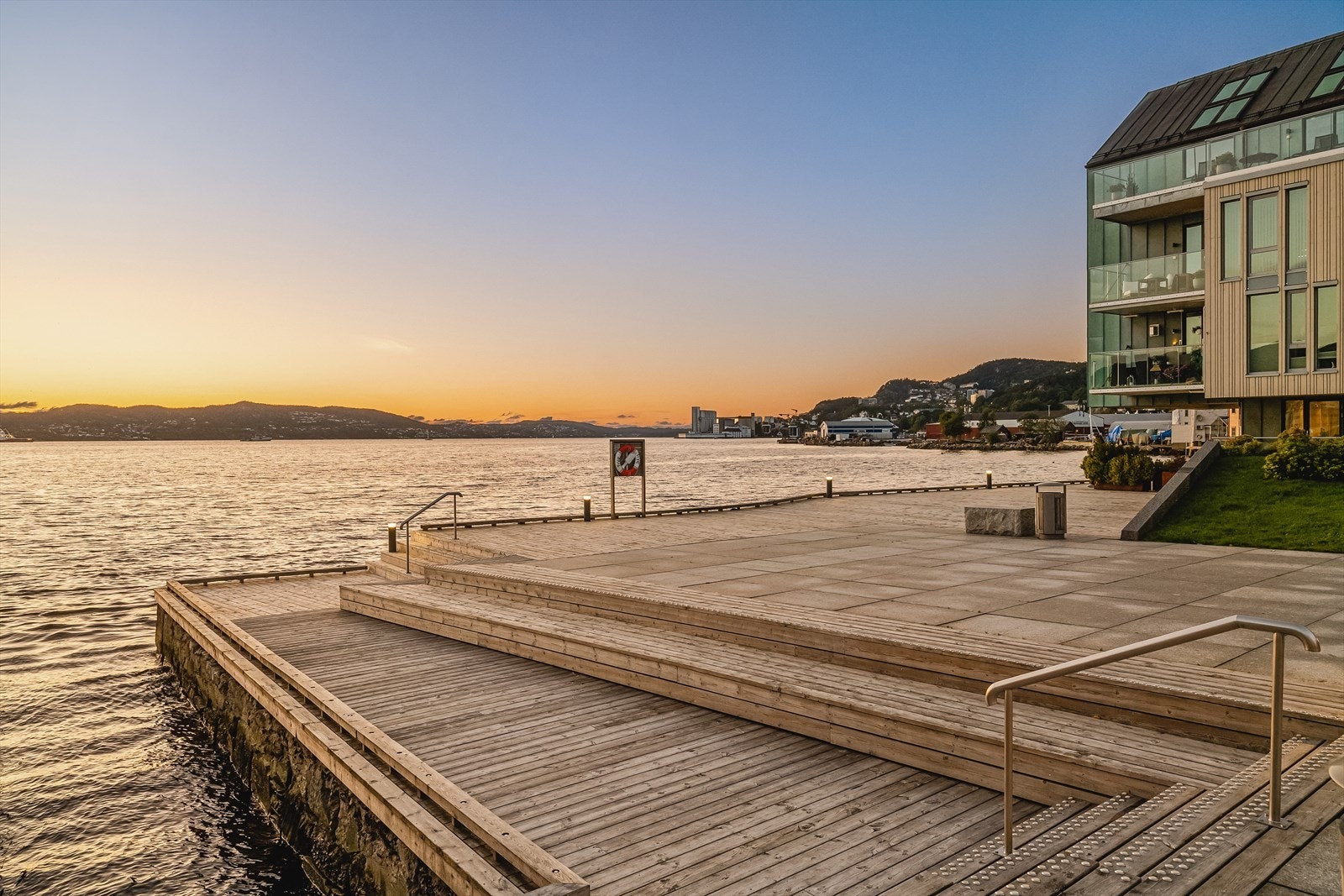 Det er noe spesielt med den enkle tilgang til sjøen. Få minutters gange finner du både badebrygger og flytende badstue for å nyte det fullt ut. Galleribilde