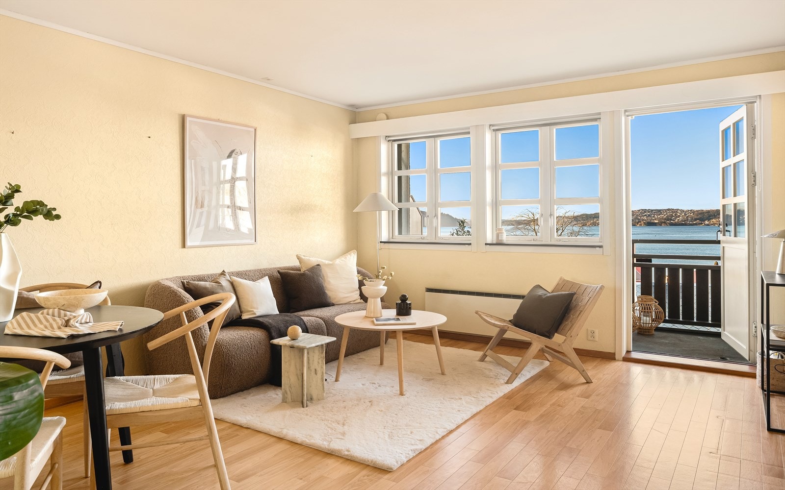 Romslig (19,1 m²), lys og usjenert stue. Eventyrlig utsikt, og ingen sjenerende innsyn. Galleribilde